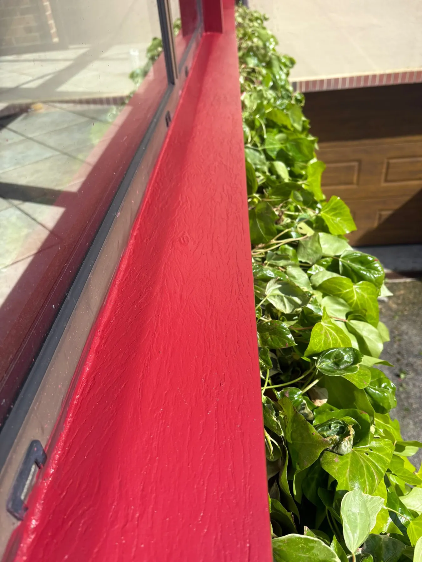 Le même appui repeint, rouge vif et uniforme