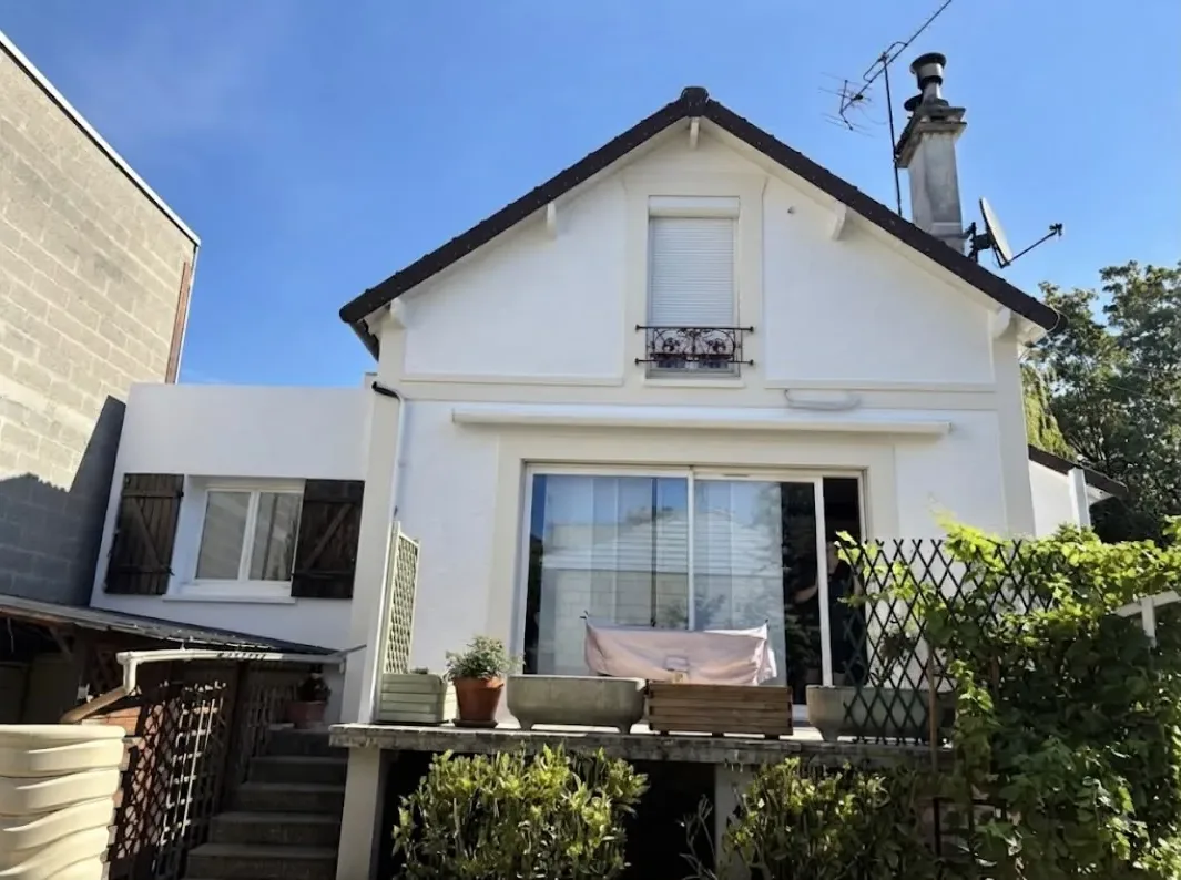 La même maison après travaux, façade blanche et lumineuse