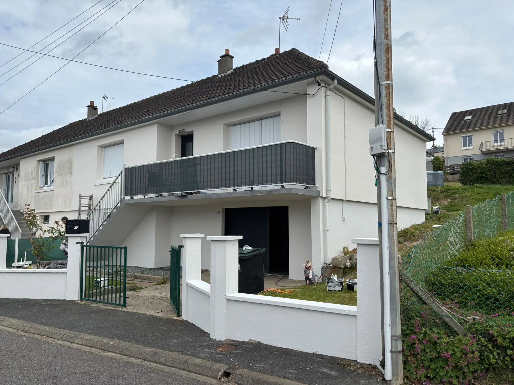 Le même pavillon après ravalement, façade et murets blancs