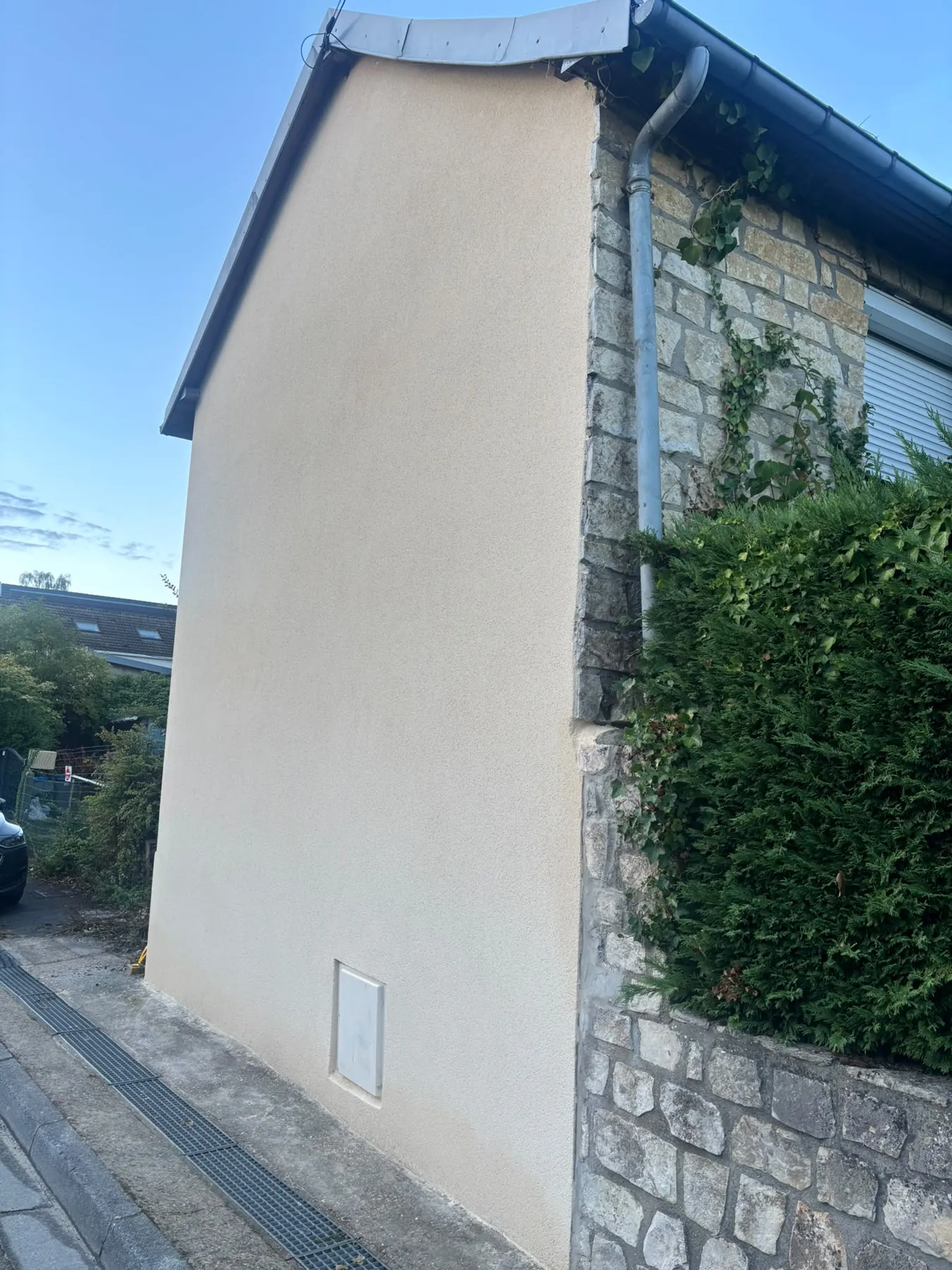 Le même pignon après travaux, enduit clair et net, végétation retirée